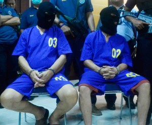 TERSANGKA SABU. Inilah dua tersangka penyelundupan Sabu-sabu 11,275 kilogram, Ong Bok Seong dan Abang Hendry Gunawan, yang dikawal ketat polisi bersenjata lengkap, di Kanwil DJBC Kalimantan Bagian Barat, Rabu (27/1) siang. OCSYA ADE CP