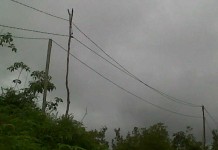 Tiang Listrik Kayu Masih Terlihat di Melawi