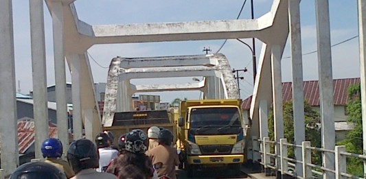 Jaga Kelestarian Jembatan Batu