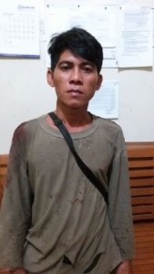 PEMBURU. Tersangka YK, 35, dan senapan untuk berburu diamankan di Mapolres Kapuas Hulu, Sabtu (23/1). ANDREAS 