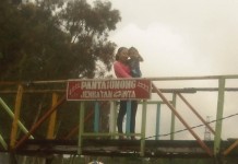 Jembatan Cinta di Samudera Indah