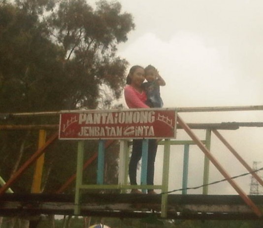 Jembatan Cinta di Samudera Indah