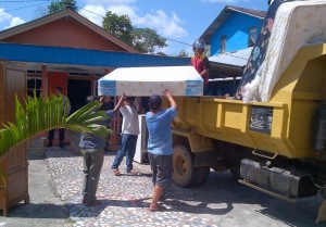 sita-para pekerja mengosong rumah, meja kursi, bahkan kasur pun diangkut dengan dumtruk