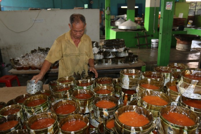 20160201_hen_Seorang pekerja membuat kue keranjang di Pabrik kue Sau Chong di Jl Pastoran_Singkawang Barat_Senin_1_2_RK_SUHENDRA