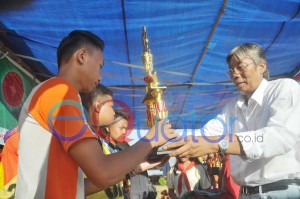 PEMENANG. Bupati Sintang, Jarot Winarno (kanan) menyerahkan Piala kepada pemenang Lomba Jelajah Alam di Lapangan SMA Negeri 1 Sintang, Rabu (24/2). Achmad Munandar-RK