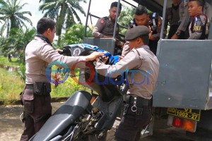 BARANG BUKTI. Sepeda motor yang diduga hasil kejahatan disita polisi dari Kampung Beting, Kelurahan Dalam Bugis, Pontianak Timur dan dibawa ke Mapolresta Pontianak, Selasa (9/2) siang. OCSYA ADE CP