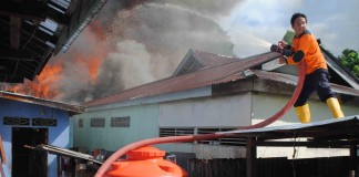 Tiga Rumah Jadi Arang
