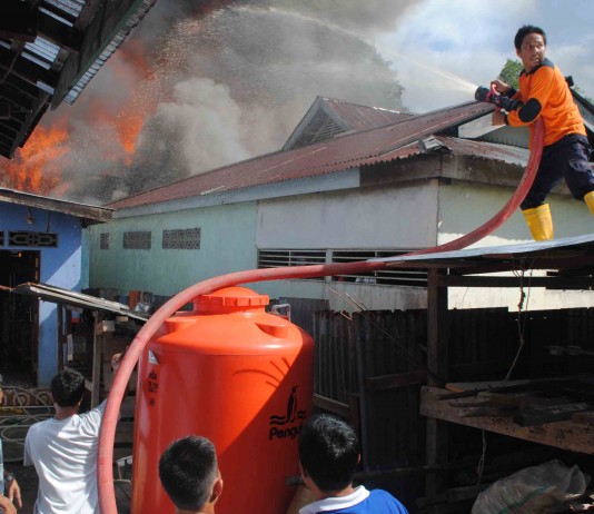 Tiga Rumah Jadi Arang