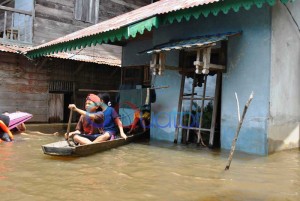 KEMANA-MANA BERSAMPAN. Warga Dusun Satai (anak-anak maupun dewasa), Desa Sepantai, Kecamatan Sejangkung, Sambas, selama sebulan ini beraktivitas menggunakan sampan, Kamis (25/2). M. RIDHO