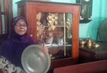 Hj Tin, Puluhan Tahun Mengoleksi Barang Antik