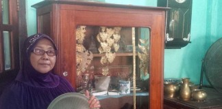 Hj Tin, Puluhan Tahun Mengoleksi Barang Antik