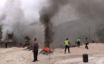 Polisi Bakar Sarana PETI