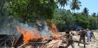 Puluhan Pondok Mesum Dibakar