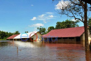 SEMENTARA TAK SEKOLAH. SMPN 4 Satu Atap, Dusun Senabah, Desa Semangak, Kecamatan Sejangkung, Sambas, terendam air setinggi 1,3 meter, Kamis (25/2). M. RIDHO 