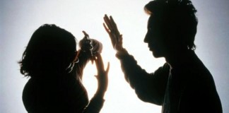 Asli Garang, Tak Respon Telpon Dilempar Botol