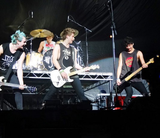 KONSER 5 SECONDS OF SUMMER (5SOS) -Dibuka dengan Penampilan Pee Wee Gaskins