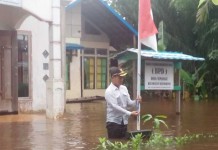 Kepala Desa pun Pasang Bendera Setengah Tiang