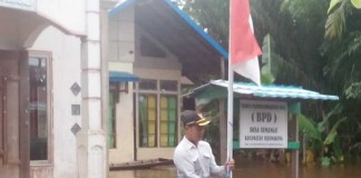 Kepala Desa pun Pasang Bendera Setengah Tiang