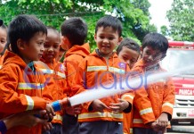 Petugas Damkar Cilik Beraksi
