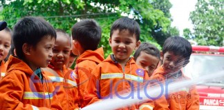 Petugas Damkar Cilik Beraksi