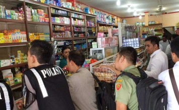 Polisi Sekadau Sisir Toko Obat