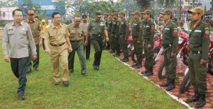 PATROLI. Wagub Kalbar Christiandy Sanjaya (berkaca mata, ketiga dari kiri) bersama Kepala BNPB RI, Willem Rampangilei (berkaca mata kedua dari kiri), dan Forkopinda Kalbar melepas Pasukan Patroli Terpadu Pencegahan Karhutla 2016 di Halaman Kantor Gubernur Kalbar, Rabu, (10/2). RUSLAN HUMAS PEMPROV FOR RAKYAT KALBAR