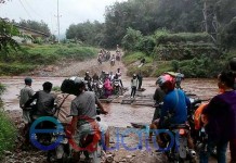 Hari Gini Nyeberang Pakai Rakit Bambu?