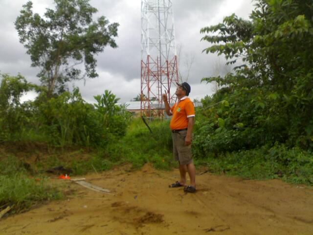 Akhmad memperlihatkan tower di Temajuk yang sinyalnya hilang datang (1)