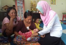 Pengungsi Bertahan di Kantor Camat