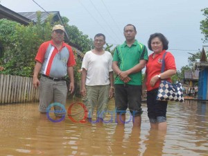 CEK LAPANGAN. Anggota DPRD Sanggau, Rosina (paling kanan), Kades Penyalimau (dua dari kanan), Temenggung Desa dan Kabid TK-SD Disdikpora Sanggau Darsono (paling kiri) hanya bisa sampai ke Kantor Desa lantaran akses ke SD Negeri 76 sulit dilalui ketika hujan, Jumat (4/2). Kiram Akbar-RK.