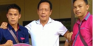 Bakat Tinju Sang ‘Sniper’ Tampak Saat Pecahkan Batu