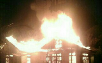 Satu Rumah Tinggal Puing, Satu Lagi Terbakar Separuh