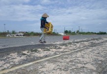 Berkah Perajin Trasi Nikmati Panas Menyengat