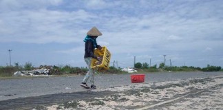 Berkah Perajin Trasi Nikmati Panas Menyengat