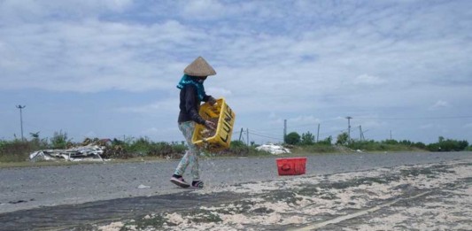 Berkah Perajin Trasi Nikmati Panas Menyengat