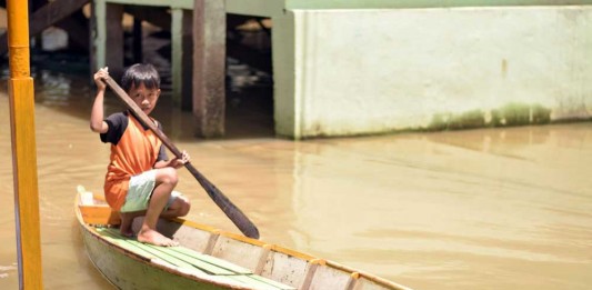 Yoga Pratama, Siswa SD yang Menjadi Ojek Sampan