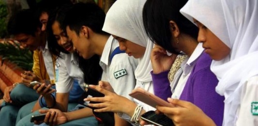 Adiksi Gadget dan Jam Wajib Belajar Siswa