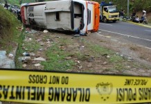 Bus Terbalik Menuju Bandara