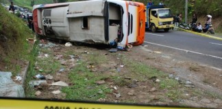 Bus Terbalik Menuju Bandara