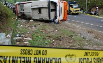 Bus Terbalik Menuju Bandara