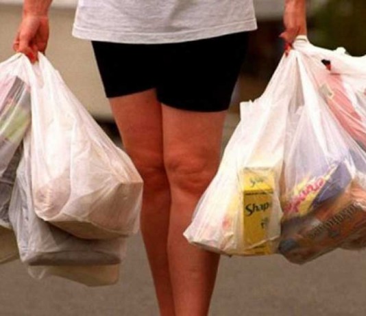 Sisi Lain Kebijakan Kantong Plastik Berbayar