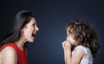 Jengkel Tidur Terganggu Baby Sister Setrika Balita