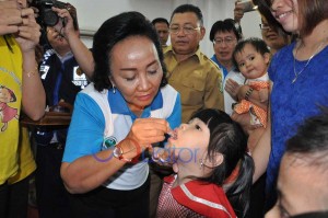 VAKSIN. Ketua TP-PKK Kalbar, Ny Frederika Cornelis meneteskan vaksin pada PIN Polio se-Kalbar di Ngabang, Kabupaten Landak, Selasa (8/3). Isfiansyah-RK.