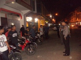 Belasan Biak Singkawang Adu Nyali di Jalan Raya