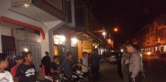 Belasan Biak Singkawang Adu Nyali di Jalan Raya