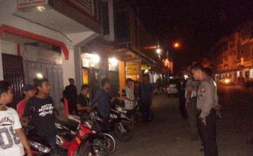 Belasan Biak Singkawang Adu Nyali di Jalan Raya