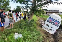 Ban Meletop Ambulance Masuk Parit