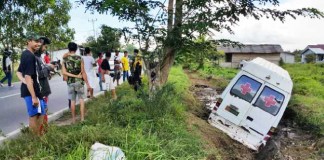 Ban Meletop Ambulance Masuk Parit