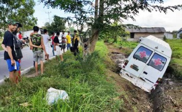 Ban Meletop Ambulance Masuk Parit