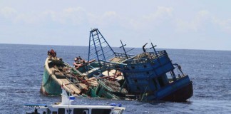 Plup, Dua Kapal Vietnam pun Perlahan Tenggelam